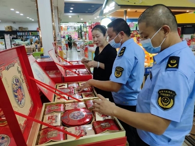 市市場(chǎng)監(jiān)管局開(kāi)展中秋節(jié)令食品經(jīng)營(yíng)安全專項(xiàng)檢查